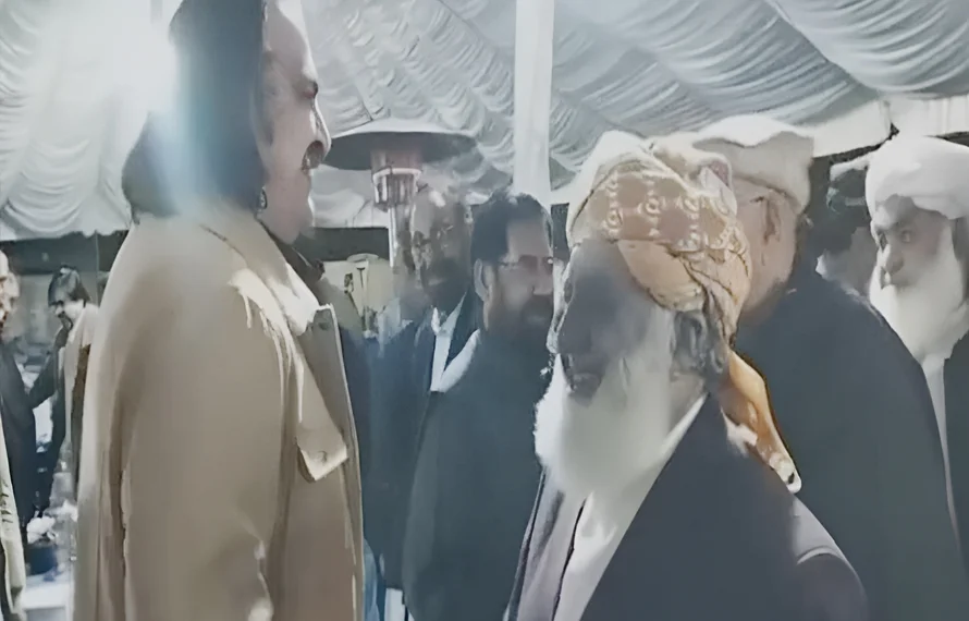 مولانا فضل الرحمن نے علی امین گنڈاپور کو گلے لگا لیا