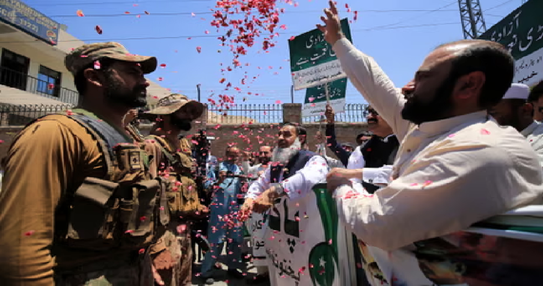 پاک۔افغان کشیدگی، خیبر پختونخوا میں “آپریشن غضب للحق “کی حمایت میں افواجِ پاکستان سے اظہارِ یکجہتی کےلیے ریلیاں