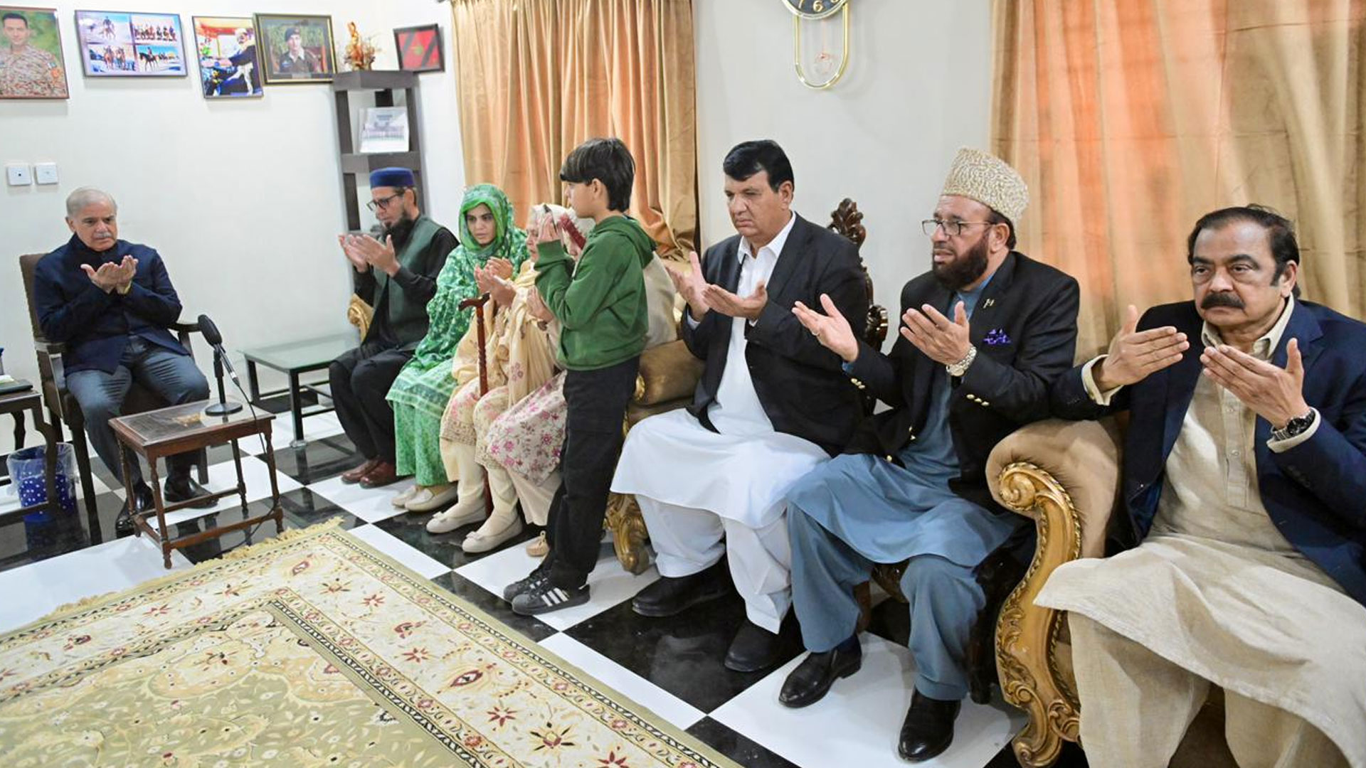 وزیراعظم شہباز شریف کی شہید لیفٹیننٹ کرنل شہزادہ گلفراز کے گھر آمد، شہید کے نام پر اسکول کے قیام کا اعلان