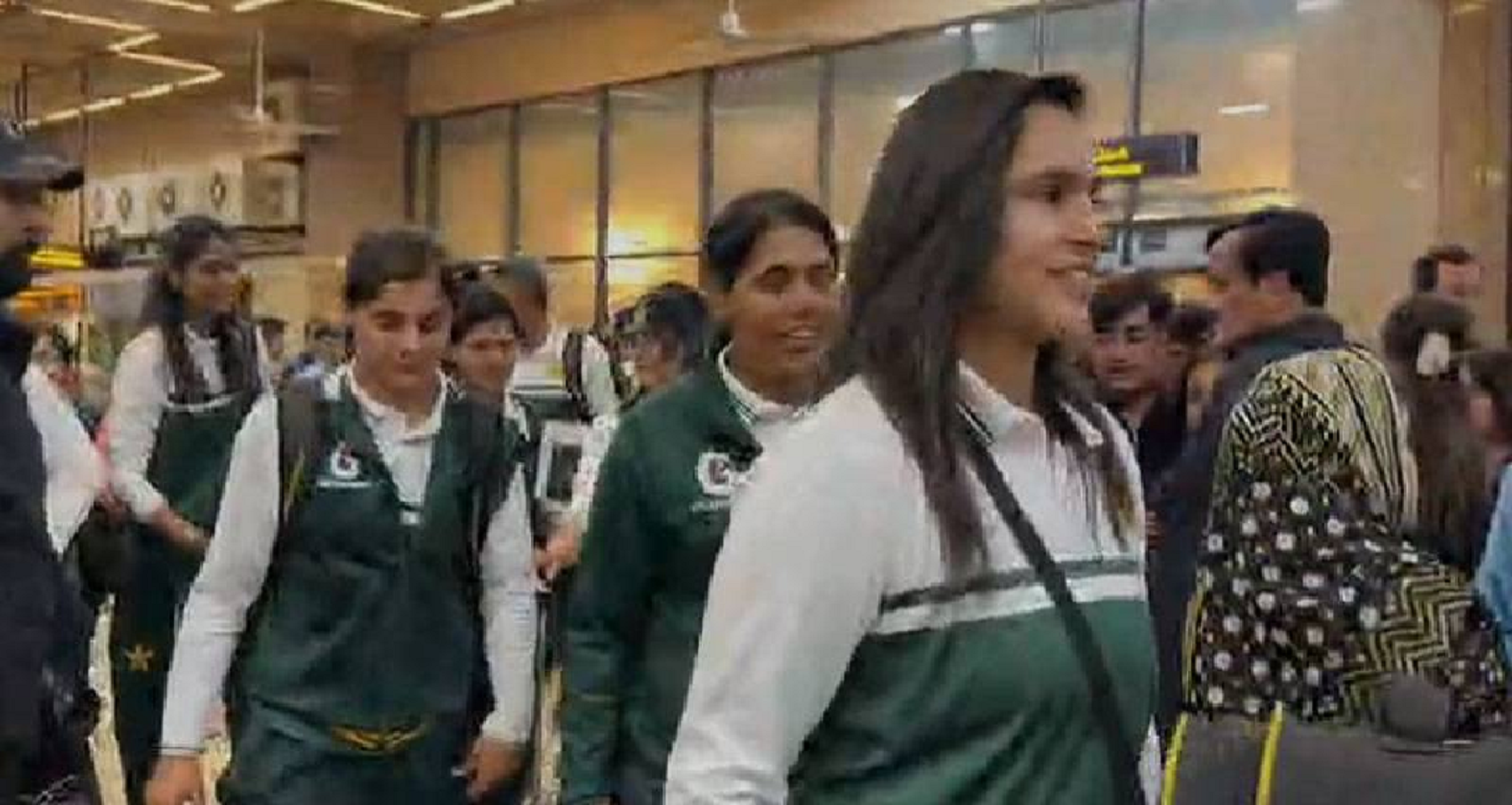 ویمنز کرکٹ کے نئے دور کا آغاز: پاکستانی ویمنز ‘اے’ ٹیم ایشیا کپ کے لیے تھائی لینڈ روانہ