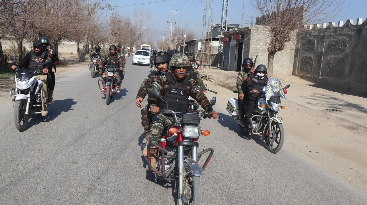 باجوڑ ملنگی پوسٹ حملہ ناکام بنانے کے بعدآئی جی ایف سی موٹر سائیکل پر عوام کے درمیان پہنچ گئے