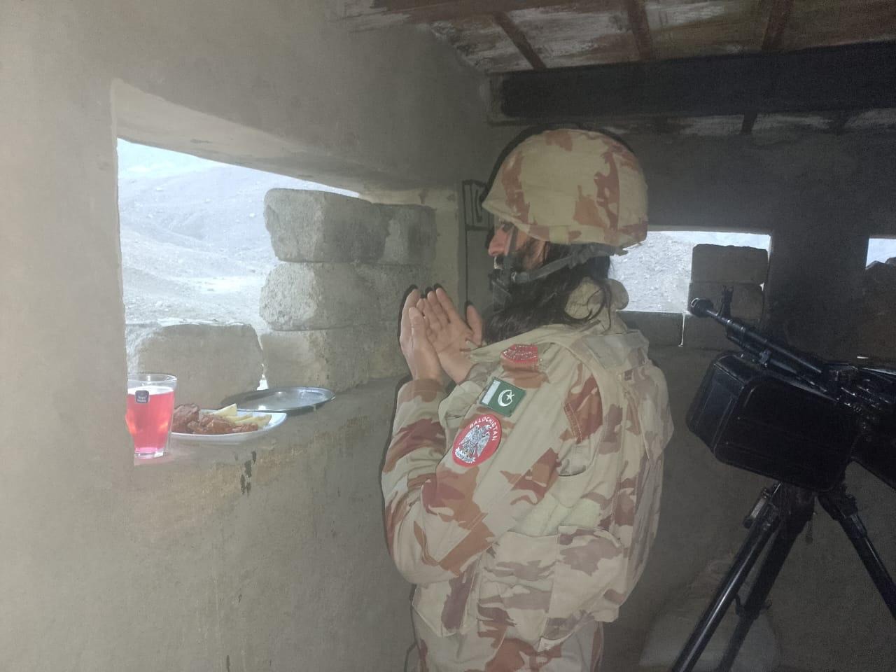 قوم کی سلامتی کی خاطر اپنوں سے دور، سرحدوں پر ڈٹے جوان، افطار سے قبل دل کو چھو لینے والا منظر، تصویر وائرل