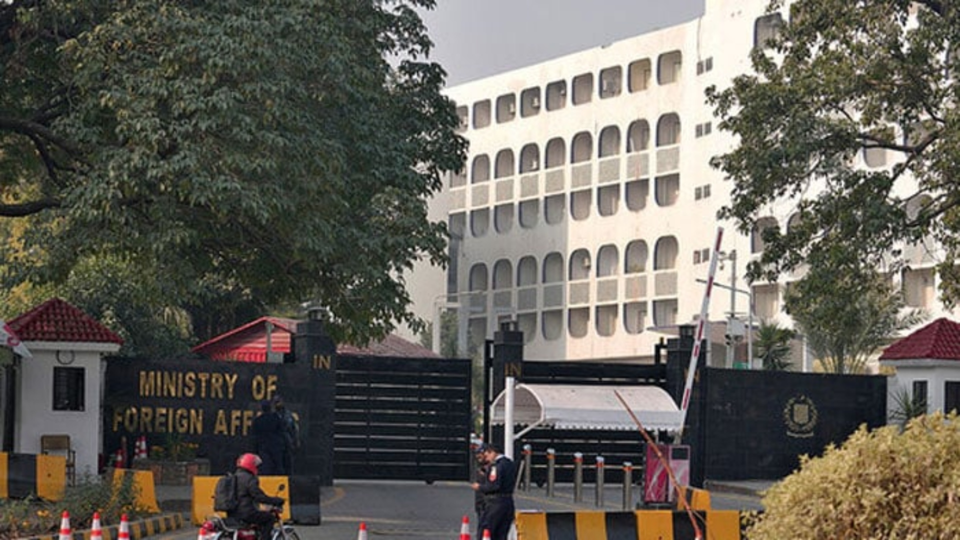 اسرائیلی حملے ، پاکستانی شہریوں کو ایران کے غیر ضروری سفر سے گریز کرنے کی ہدایت