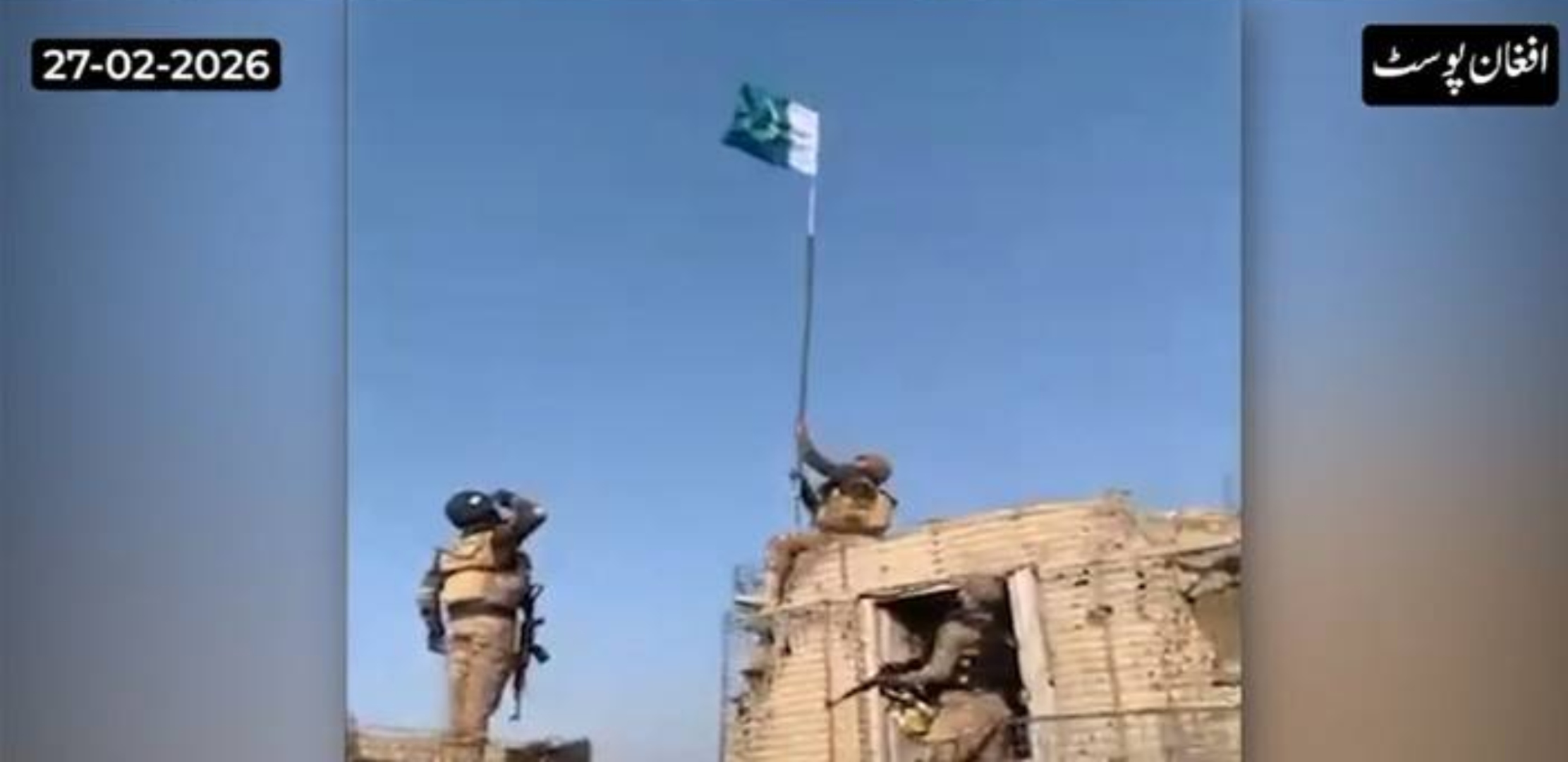 پاک فوج کی پیشہ ورانہ اور دینی اقدار کی پاسداری، افغان جھنڈا احترام سے اُتارکر پاکستانی پرچم فخر سے لہرا دیا