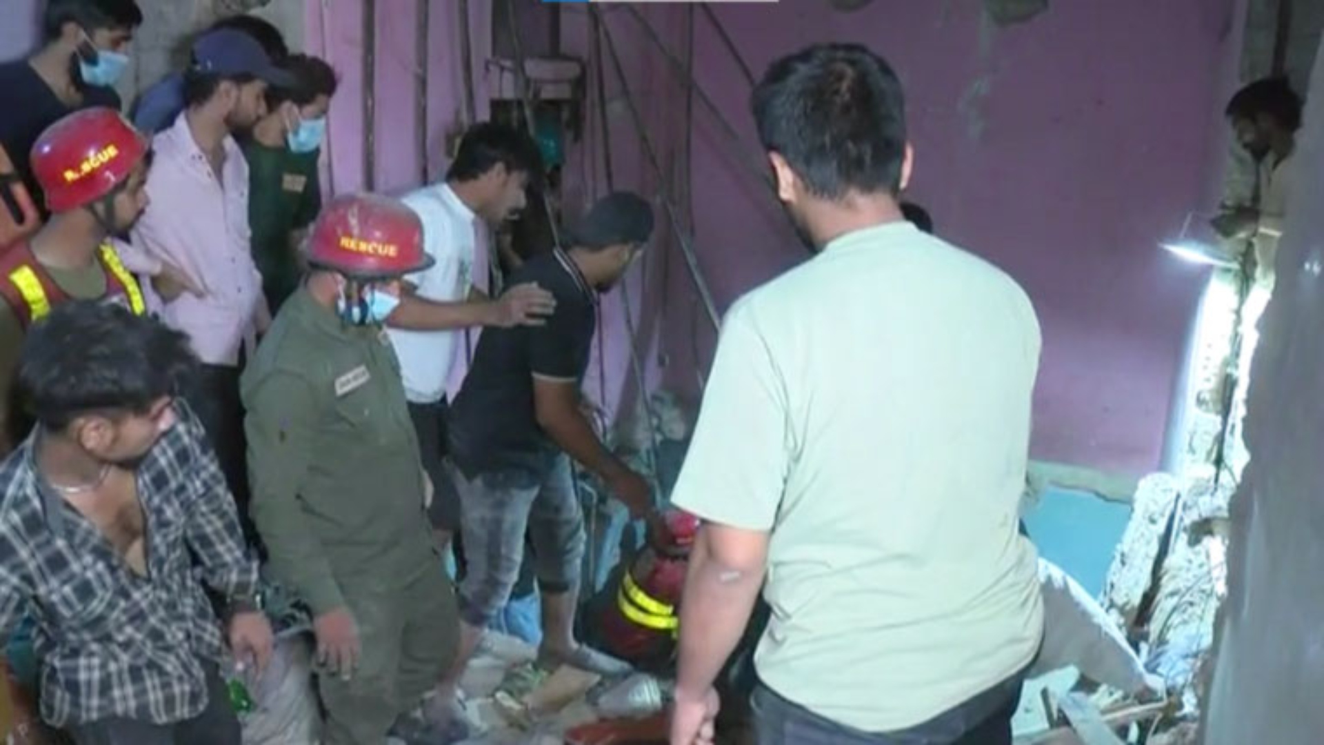 کراچی: رہائشی عمارت میں گیس لیکیج سے دھماکہ ،  16 افراد جاں بحق