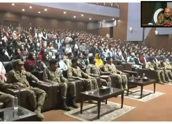 آئی ایس پی آر ونٹر انٹرن شپ پروگرام 2026 میں کور کمانڈر پشاور کی طلبہ کیساتھ خصوصی نشست