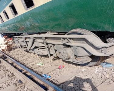 پنجاب سے کراچی آنیوالی ٹرین بڑے حادثے سے بال بال بچ گئی