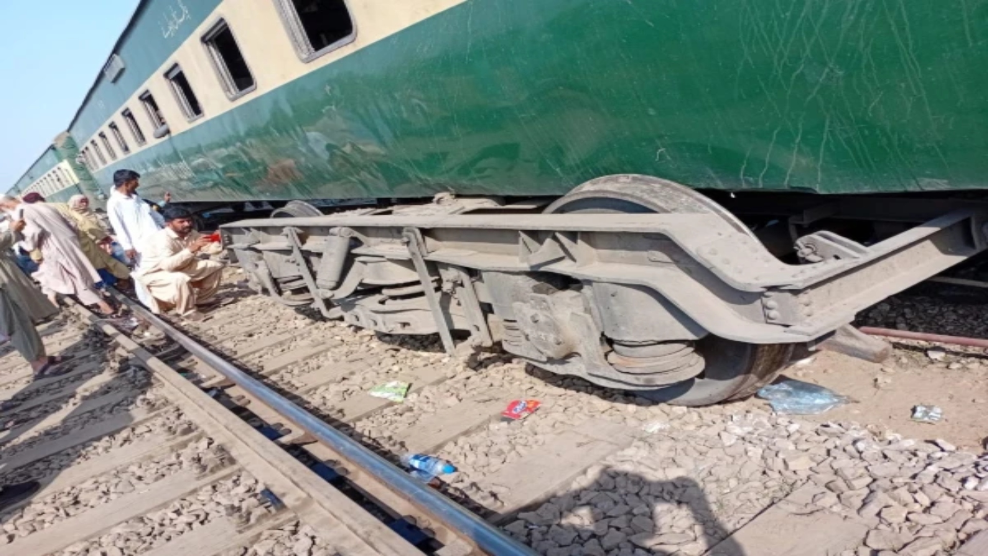 پنجاب سے کراچی آنیوالی ٹرین بڑے حادثے سے بال بال بچ گئی