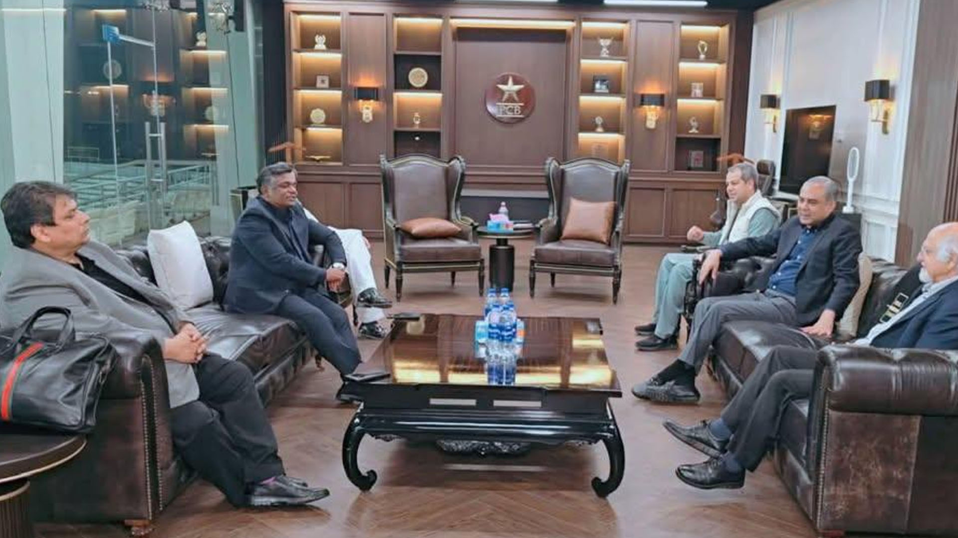 پاکستان بھارت سے میچ کھیلے ،آئی سی سی کی منانے کی کوشش،میچ سے متعلق حتمی فیصلہ حکومت کا ہوگا، پی سی بی