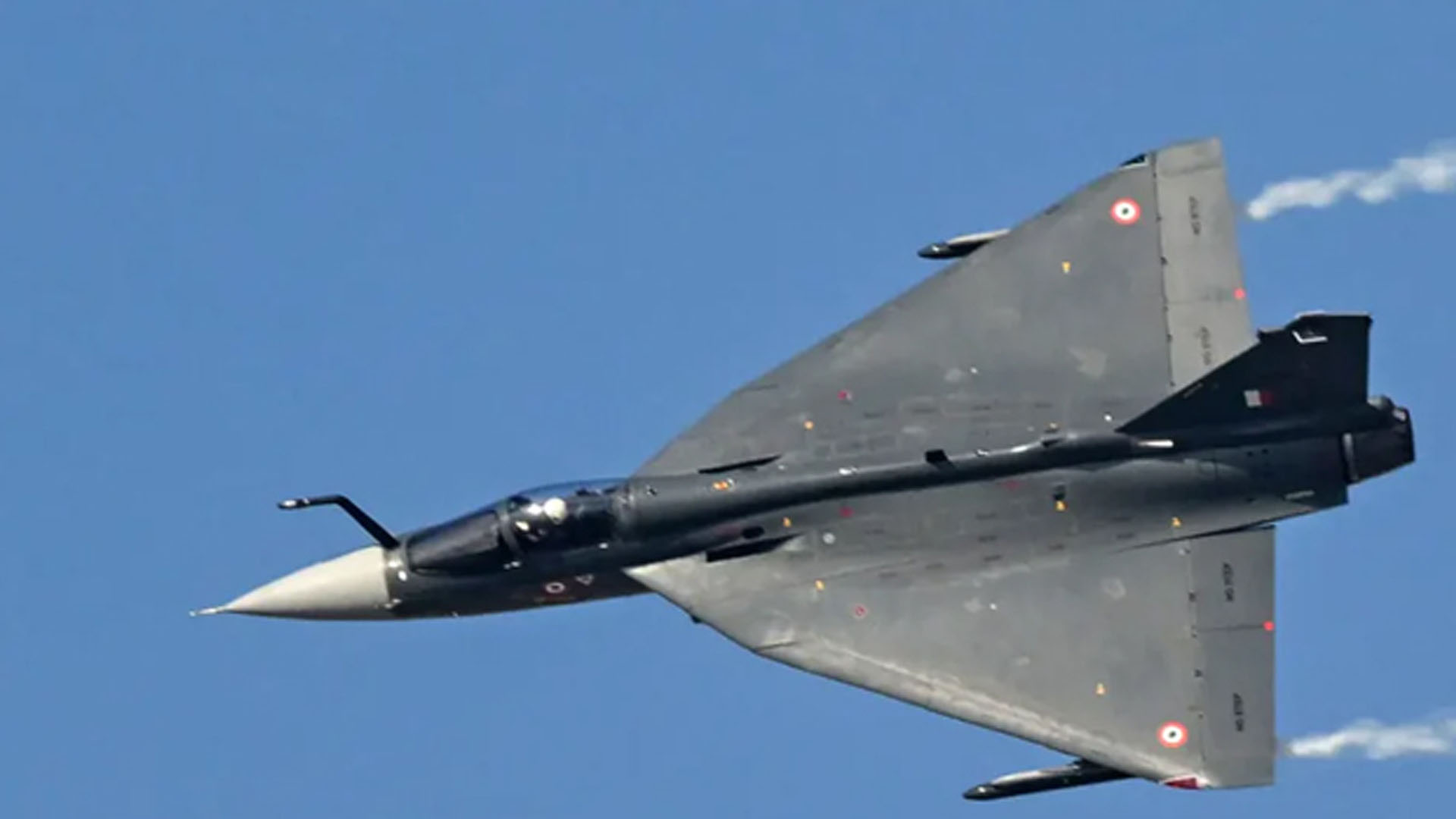 پے درپےحادثات اور شرمندگی کے بعدبھارتی فضائیہ نے تمام تیجس لڑاکا طیاروں کو گراؤنڈ کردیا