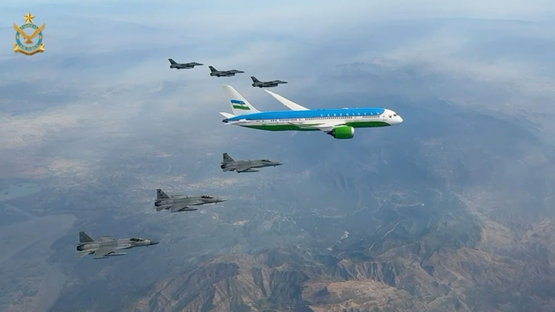 پاک فضائیہ کے لڑاکا طیاروں کی ازبکستان کے صدر کو شاندار فضائی سلامی