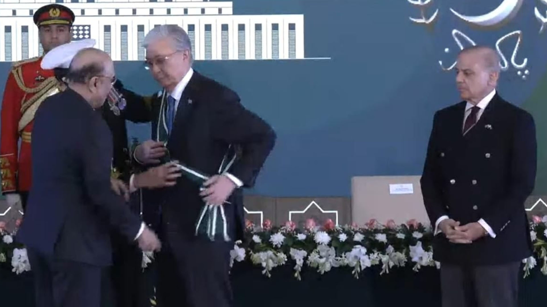 صدر مملکت نے قازقستان کےصدر کو نشان پاکستان سے نواز دیا