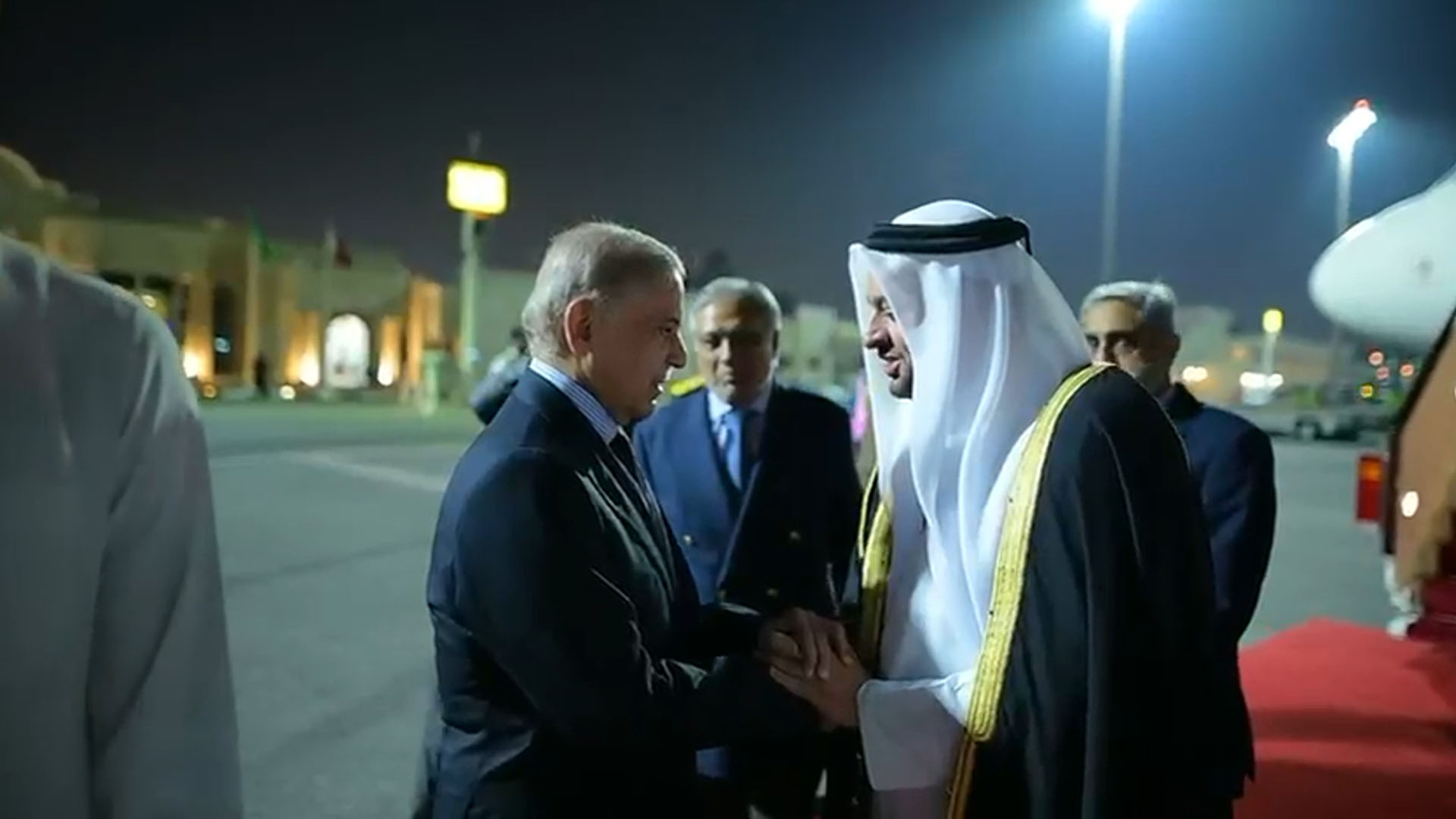 وزیر اعظم شہباز شریف دوروزہ دورے پر قطر پہنچ گئے، فقید المثال استقبال