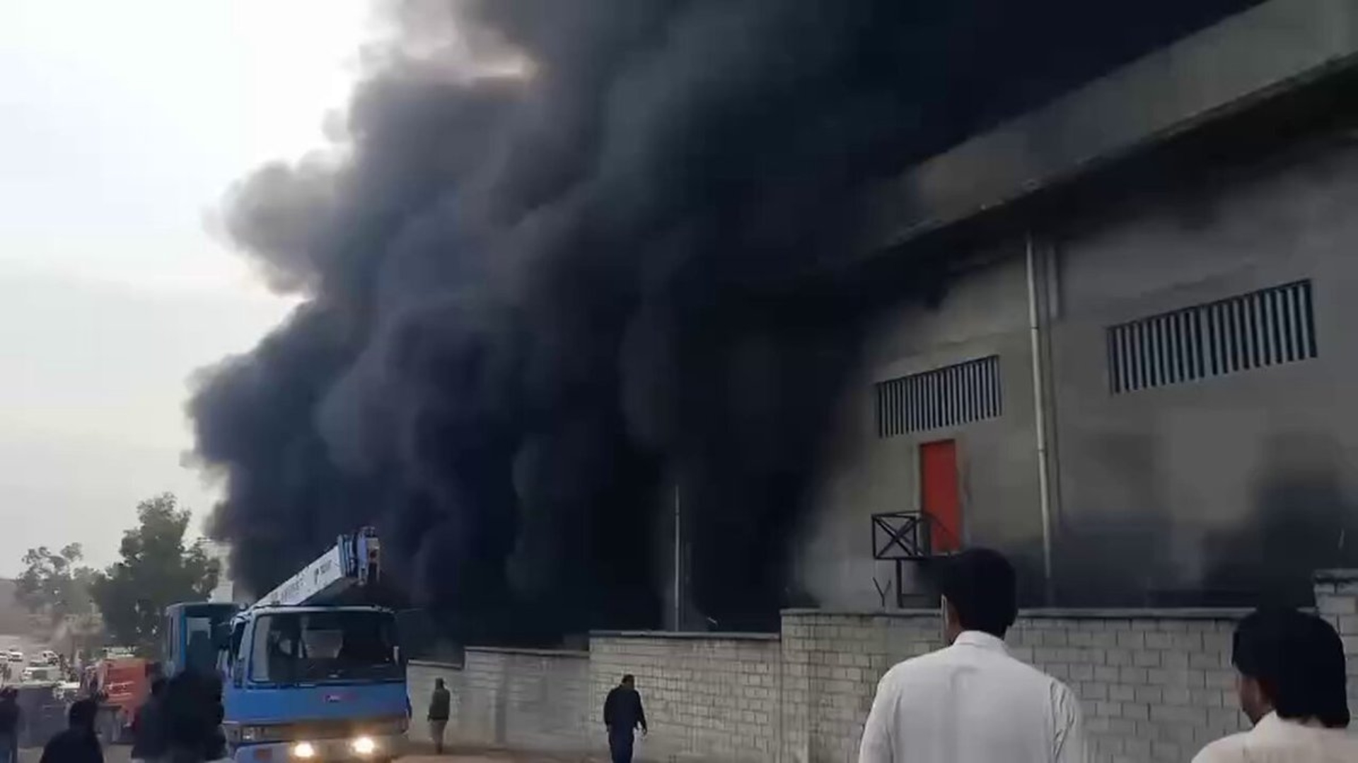 راولپنڈی: فیکٹری میں لگی آگ تاحال بجھائی نہ جا سکی، عمارت گرنے کا خدشہ