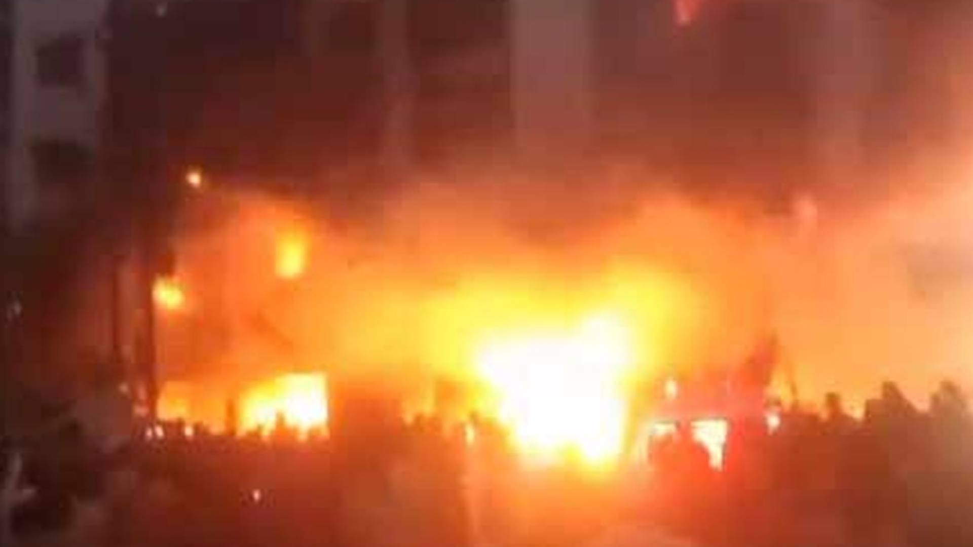 کراچی ،گیس لیکچ سے رہائشی عمارت میں آتشزدگی، بچہ جاں بحق، 4 افراد زخمی