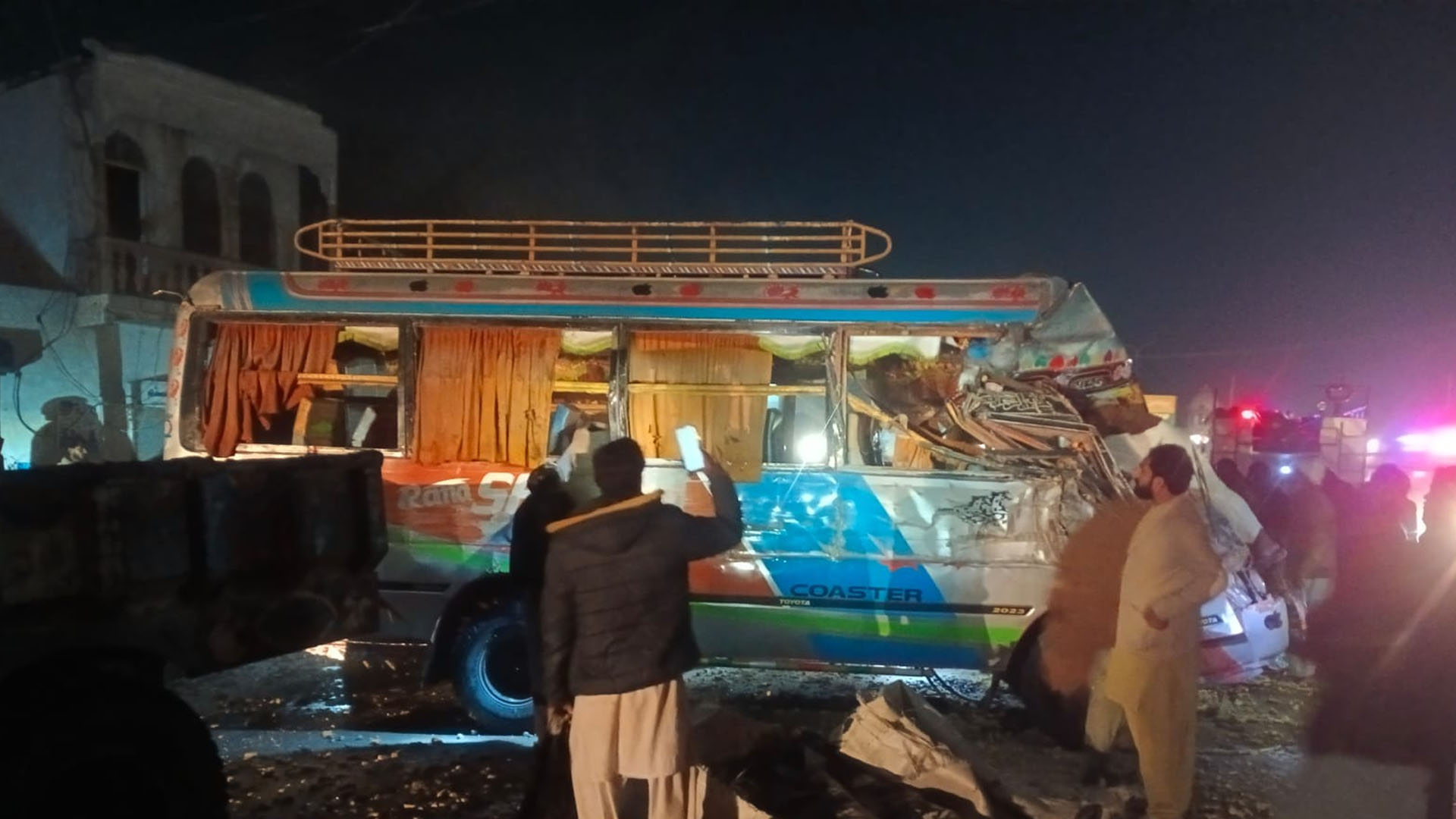 خیر پور، مسافر بس اور ٹرالر میں تصادم،11 افراد جاں بحق،15زخمی