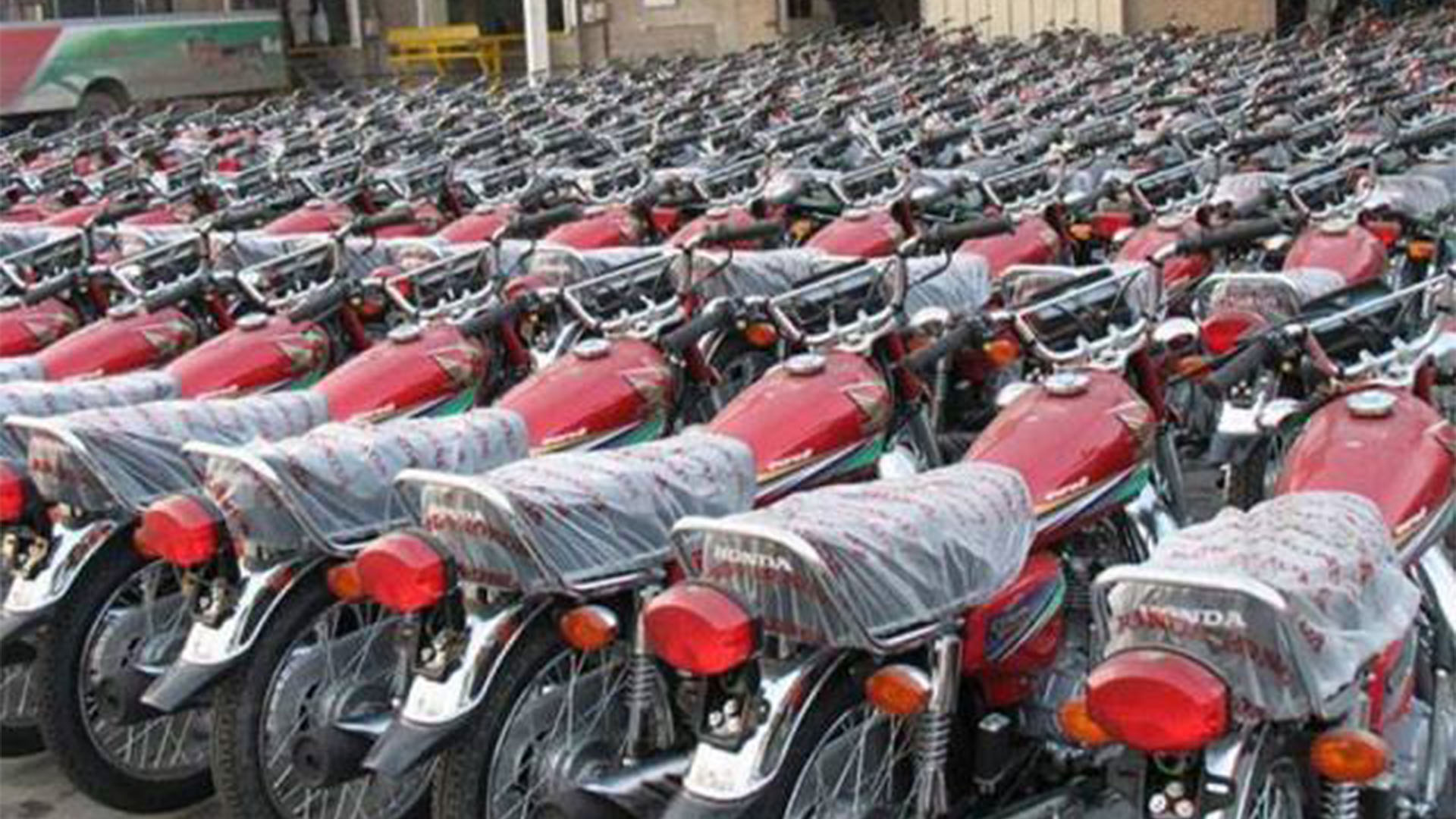 موٹر سائیکل خریداروں کیلئے بڑی خوشخبری، ہونڈا کمپنی نے موٹر سائیکل کی قیمتوں میں بڑی کمی کر دی