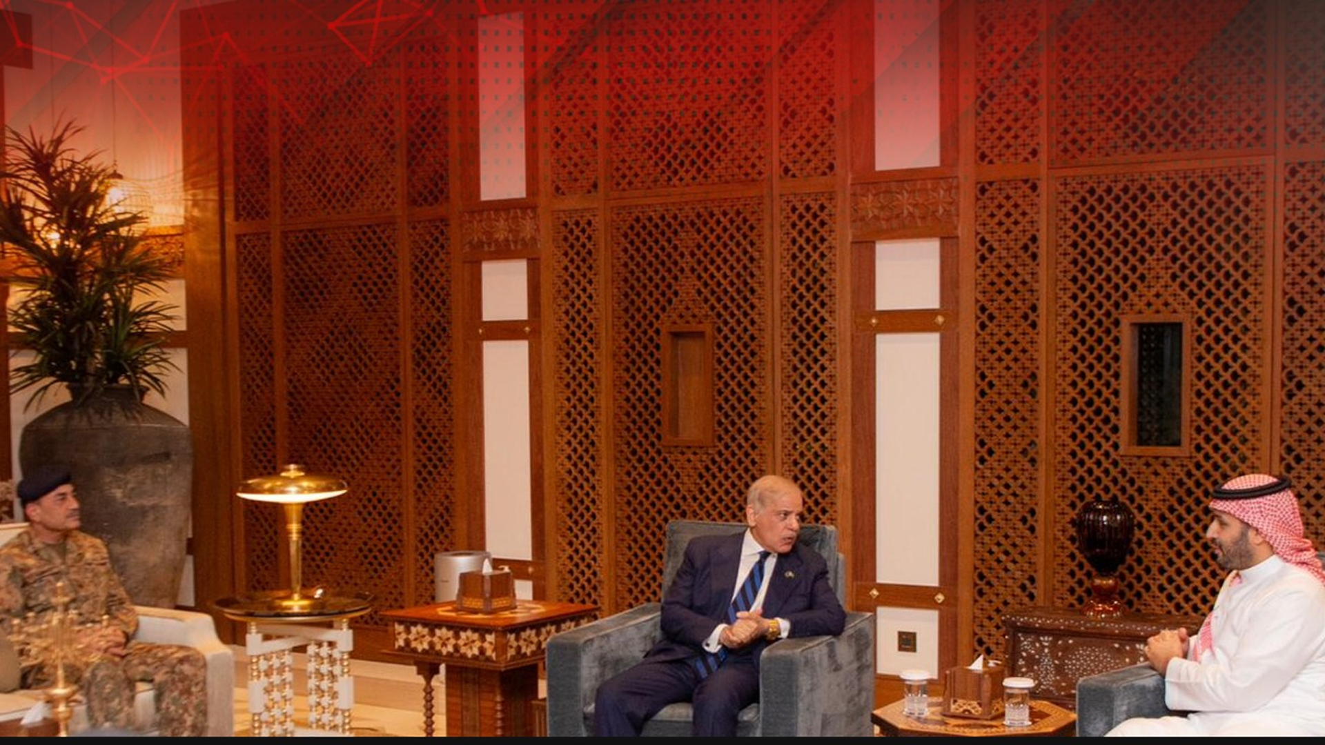 وزیراعظم شہباز شریف اور فیلڈ مارشل سید عاصم منیر کی محمد بن سلمان سے جدہ میں ملاقات