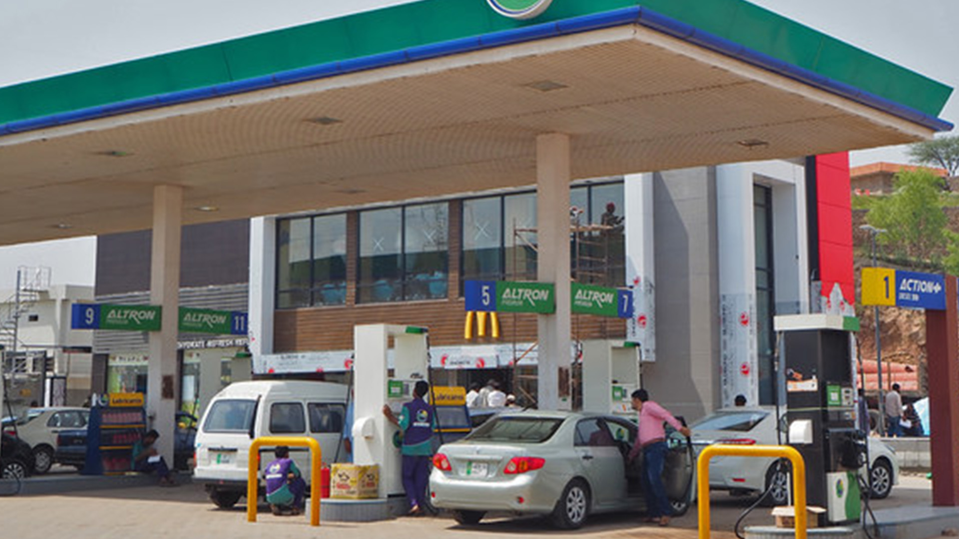 ملک میں تیل کا بحران،وفاقی وزیر خزانہ نے حقائق بتا دیے