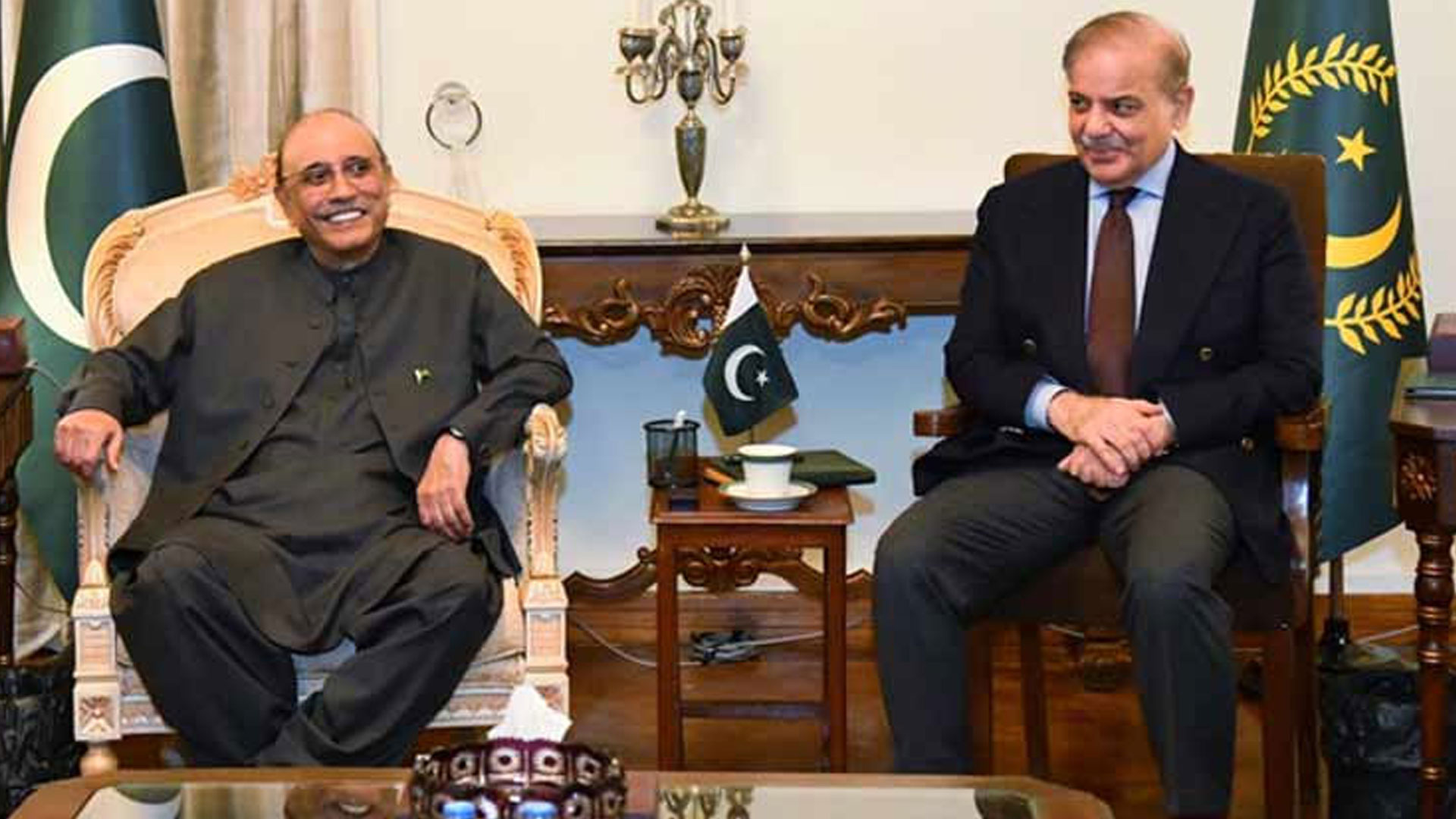 ایوانِ صدر میں اہم ملاقات، وزیراعظم اور صدر مملکت کے درمیان خطے کی صورتحال پر مشاورت، خصوصی اجلاس طلب