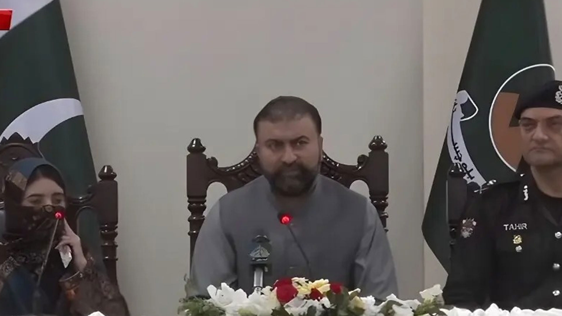 بلوچستان حکومت کی بڑی کامیابی، خاتون خودکش بمبار گرفتار کر کے عوام کے سامنے پیش کردی