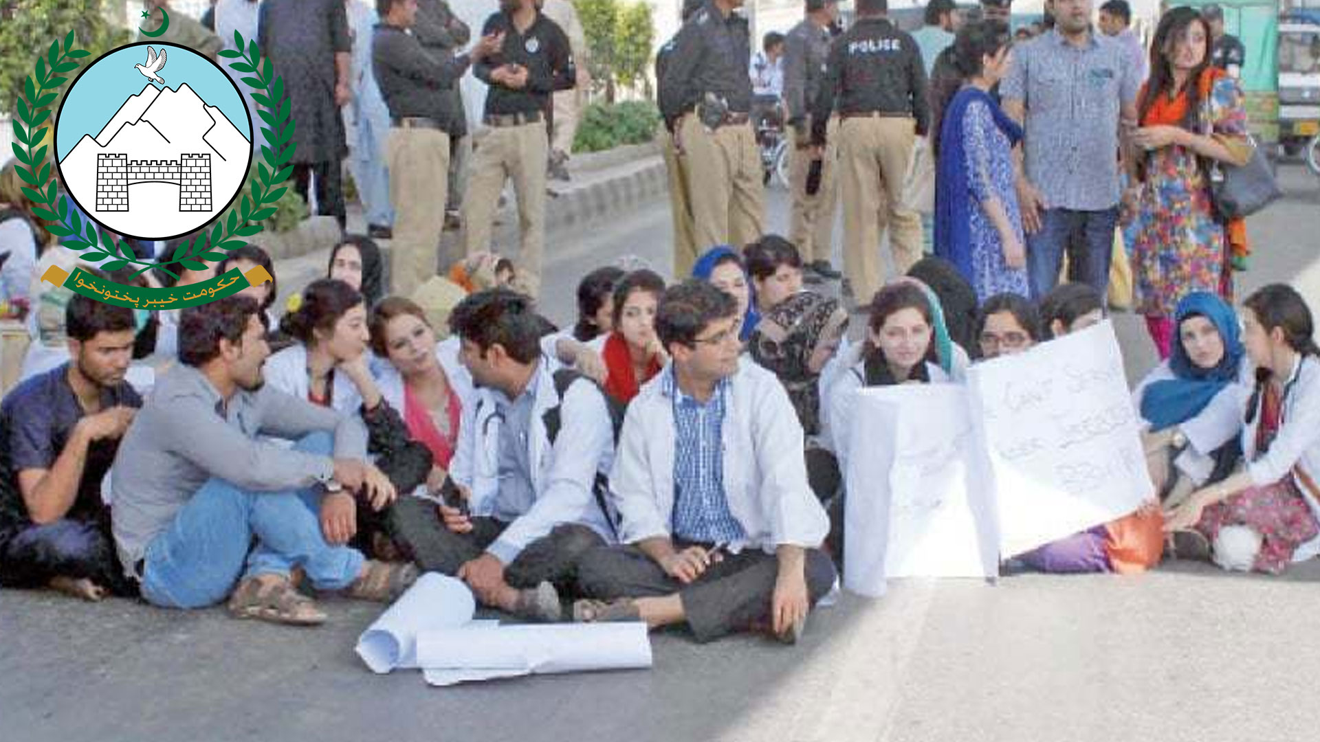 خیبر پختونخوا حکومت کی خاموشی، ڈاکٹرز کی ہڑتال چھٹے روز میں داخل، اسپتال بند، مریض رُل گئے