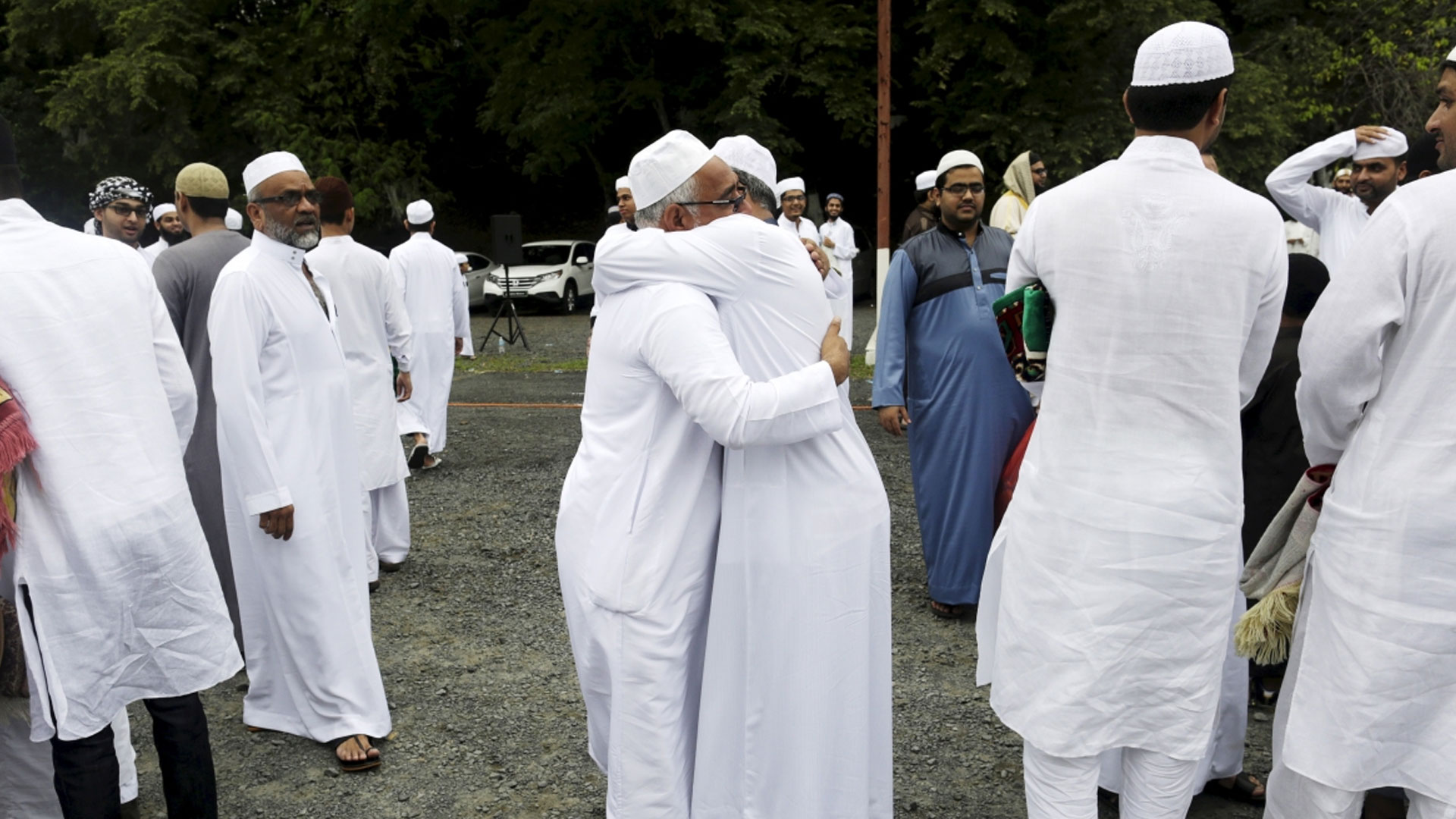 دُنیا کی بیشتر کنٹریز سمیت خلیجی ممالک میں عیدالفطر کی خوشیاں، مسجد الحرام سے لندن تک روح پرور مناظر