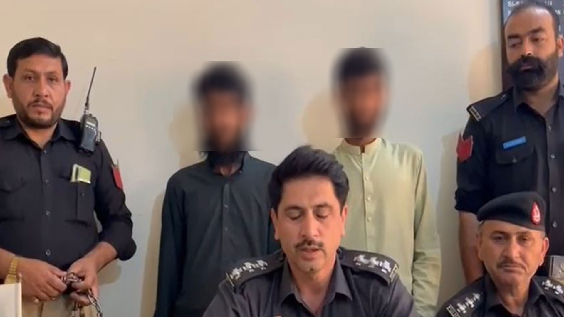 قومی پرچم کی بے حرمتی کا شرمناک واقعہ، 2 ملزمان گرفتار، حکومت کا ایسی توہین پر معافی نہ دینے کا اعلان