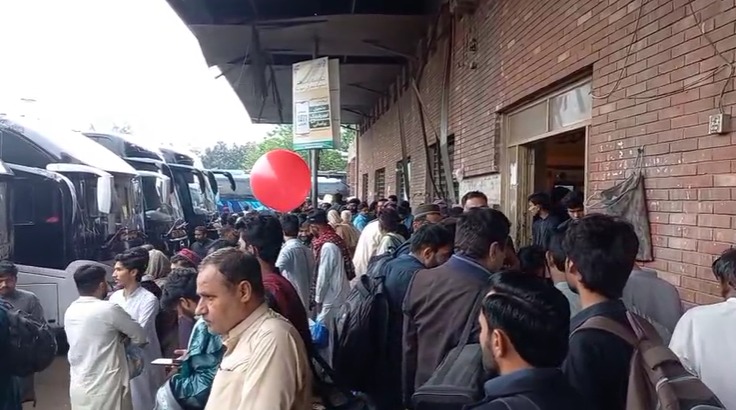 بادامی باغ بس اڈہ مسافروں سے بھر گیا، کرایوں میں خود ساختہ اضافہ روکنے کے حکومت کی جانب سے موثر اقدامات