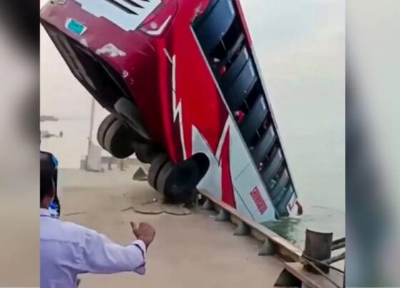 بنگلا دیشں میں افسوسناک حادثہ، مسافر بس دریا میں گرنے سے 24 افراد جاں بحق