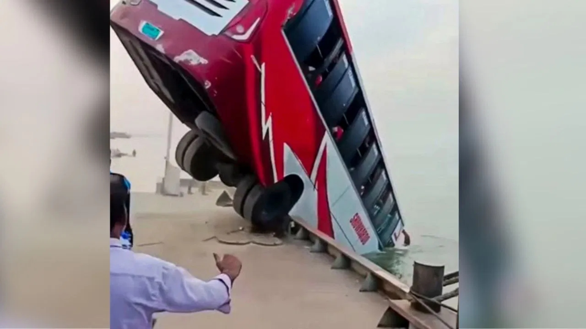 بنگلا دیشں میں افسوسناک حادثہ، مسافر بس دریا میں گرنے سے  24 افراد جاں بحق