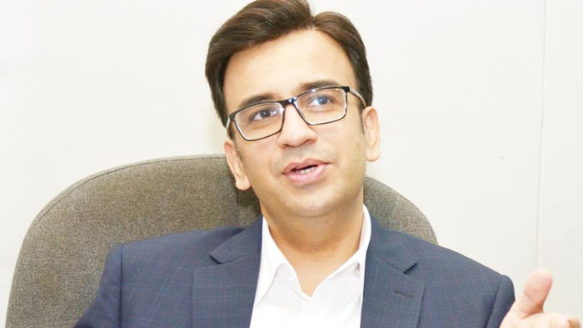 عمران خان سزایافتہ شخص ہیں، ریلیف چھوڑیں ان کو مزید کیسزمیں سزائیں ہونگی، سینئر اینکرمنیب فاروق