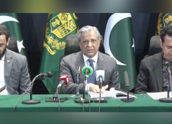 اظہارِ رائے کی آزادی ہے لیکن ’ریڈ لائن‘ عبور کرنے پر کارروائی ہوگی ، اعظم نذیر تارڑ