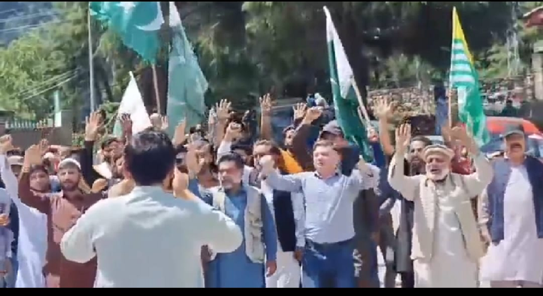 آزاد کشمیر میں عوام کا پاک فوج کی فتوحات پر جشن اور بھرپور یکجہتی کا اظہار