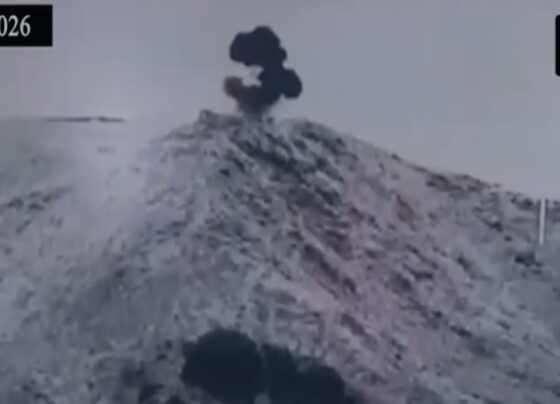 پاک فوج کی افغان طالبان اور فتنہ الخوارج کیخلاف مؤثر کارروائیاں،کرم سیکٹر میں بھاری آرٹلری سے متعدد پوسٹیں تباہ