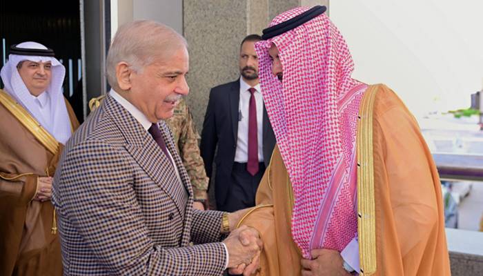 وزیر اعظم سعودی ولی عہد کی دعوت پر سعودی عرب کے سرکاری دورے پر پہنچ گئے