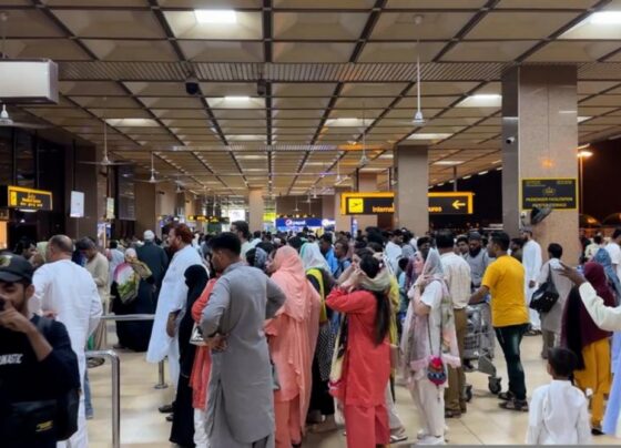 عیدالفطر کے موقع پر اندرون و بیرون ملک ہوائی سفر کے کرایوں میں اضافہ ہوا ہے۔ میڈیا رپورٹ کے مطابق چاند رات اورعید الفطر پر اندرون و بیرون ملک پروازوں کے کرایوں میں اضافہ رہا۔ عید سے ایک دن قبل ڈومیسٹک کے کرائے سابقہ کے مقابلے میں 15 سے