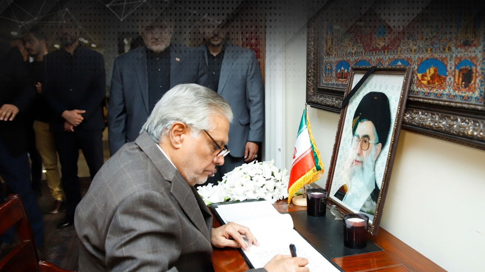 اسحاق ڈار کا ایرانی سفارتخانے کا دورہ،خامنہ ای کی شہادت پر تعزیتی کتاب میں تاثرات درج کیے