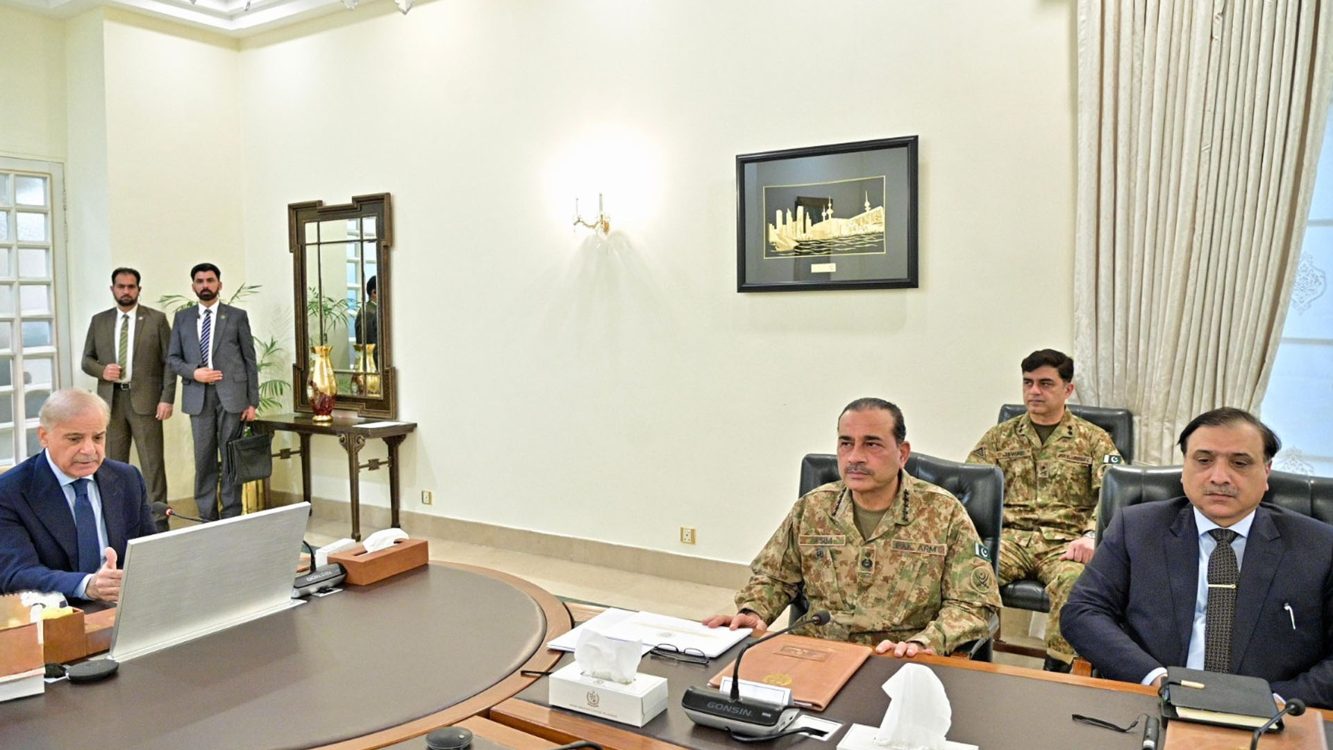 وزیر اعظم کی زیر صدارت خطے کی سکیورٹی صورتحال پر اعلیٰ سطح اجلاس،فیلڈ مارشل سید عاصم منیر ودیگر اعلیٰ عسکری وسول حکام کی شرکت