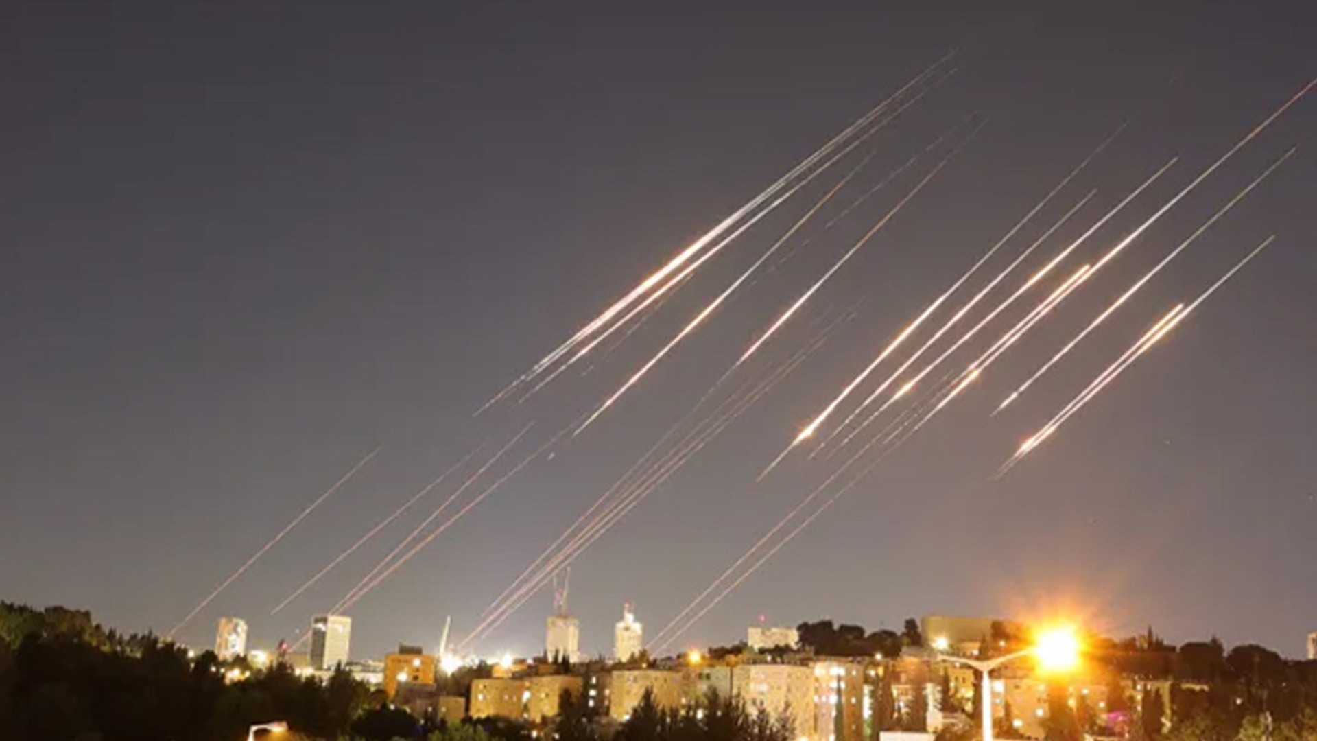 ایران کے اسرائیل پر داغے گئے میزائلوں پر پاکستانیوں سے متعلق اہم تحریر لکھ دی، ویڈیو جاری