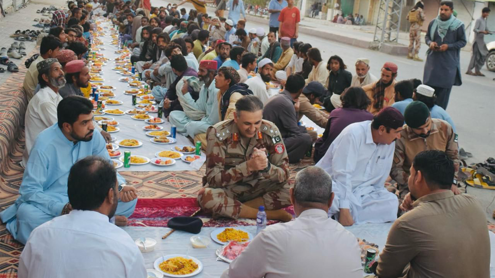 تربت میں افطار ڈنر میں سیکیورٹی فورسز اور شہریوں کے درمیان دوستانہ ماحول
