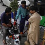 عالمی مارکیٹ میں تیل کی قیمتیں مزید گر گئیں،اس ہفتہ پیٹرول و ڈیزل سستا ہونے کا امکان