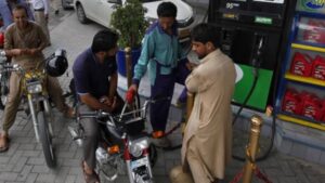 پیٹرول اور ڈیزل کل کتنا سستا ہو گا ؟  تفصیلات آ گئیں
