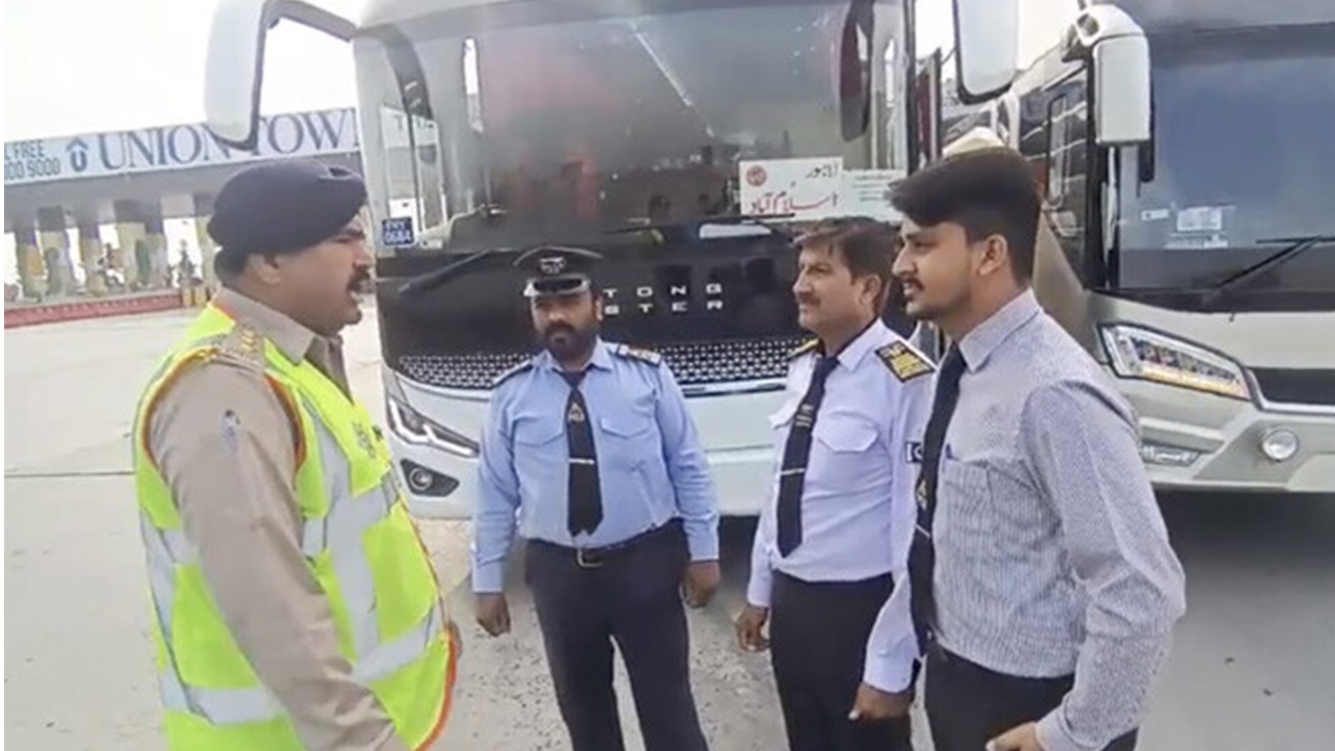 موٹروے پولیس عید پر زائد کرایہ لینے والے ٹرانسپورٹرز کیخلاف ان ایکشن،بھاری جرمانے