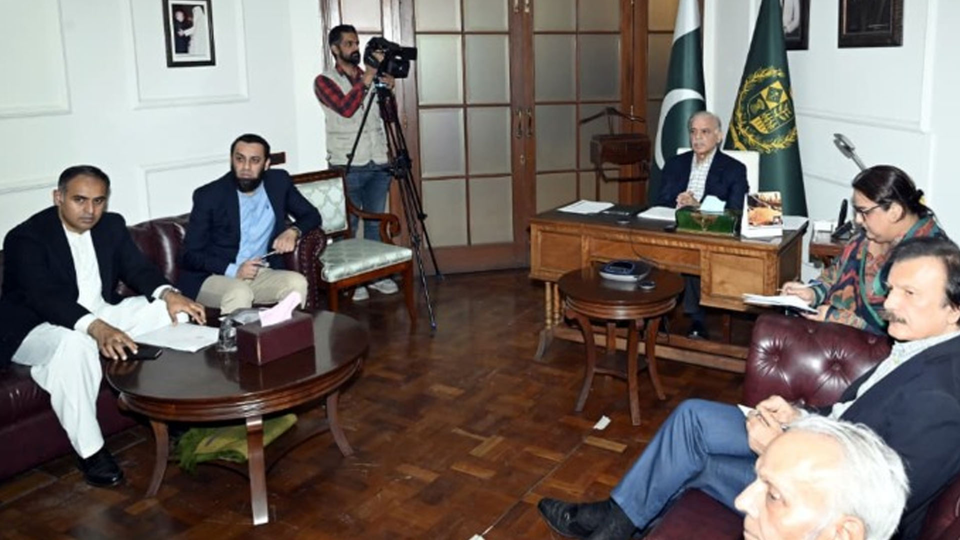 تمام وزراء اور سرکاری ملازمین کوکفایت شعاری اختیار کرنا ہوگی، شہباز شریف