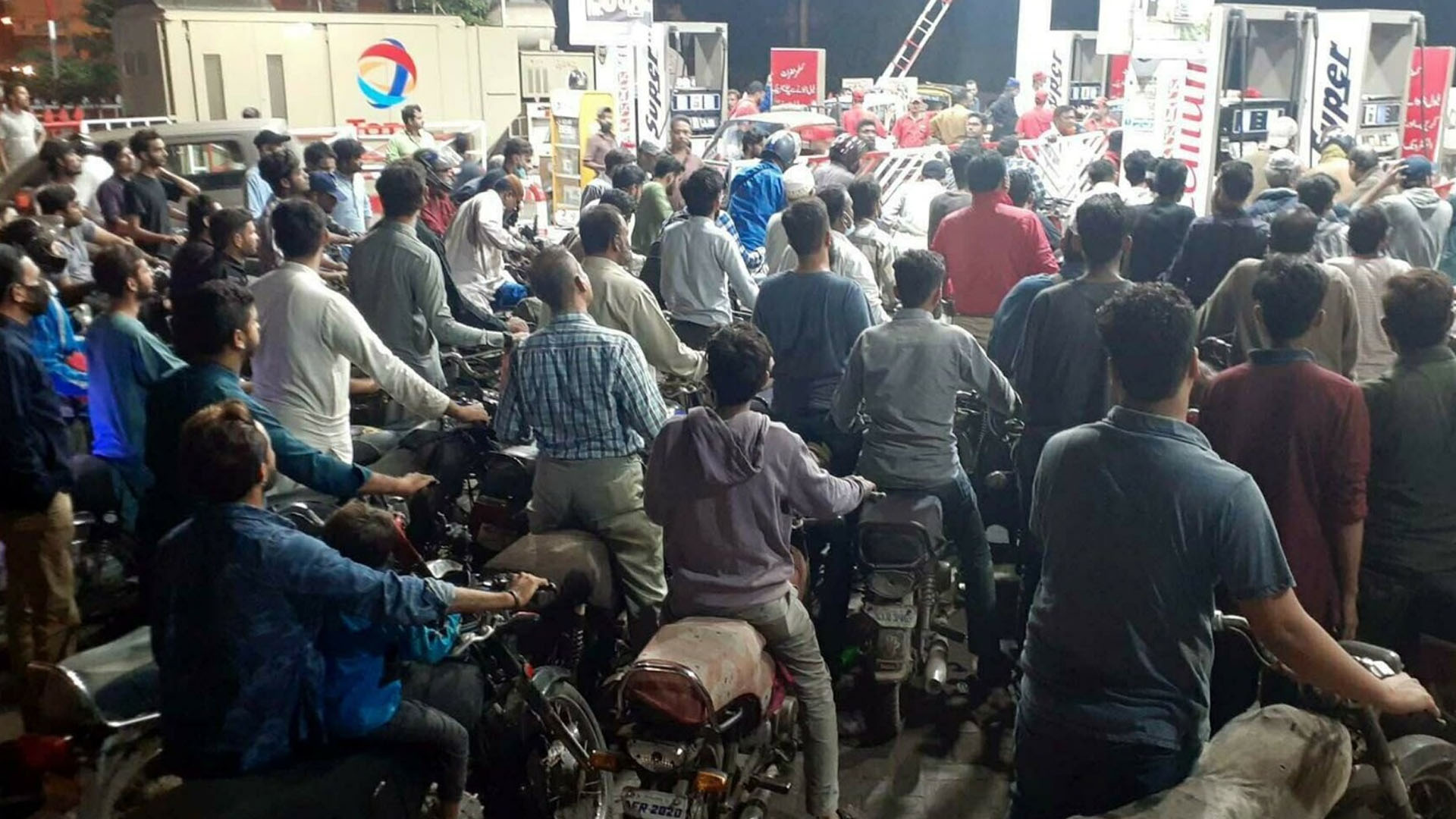 اپنی گاڑیوں اور موٹر سائیکلوں کی ٹینکیاں فل کرالیں ،پیٹرو ل ڈیلرز کابڑا اعلان