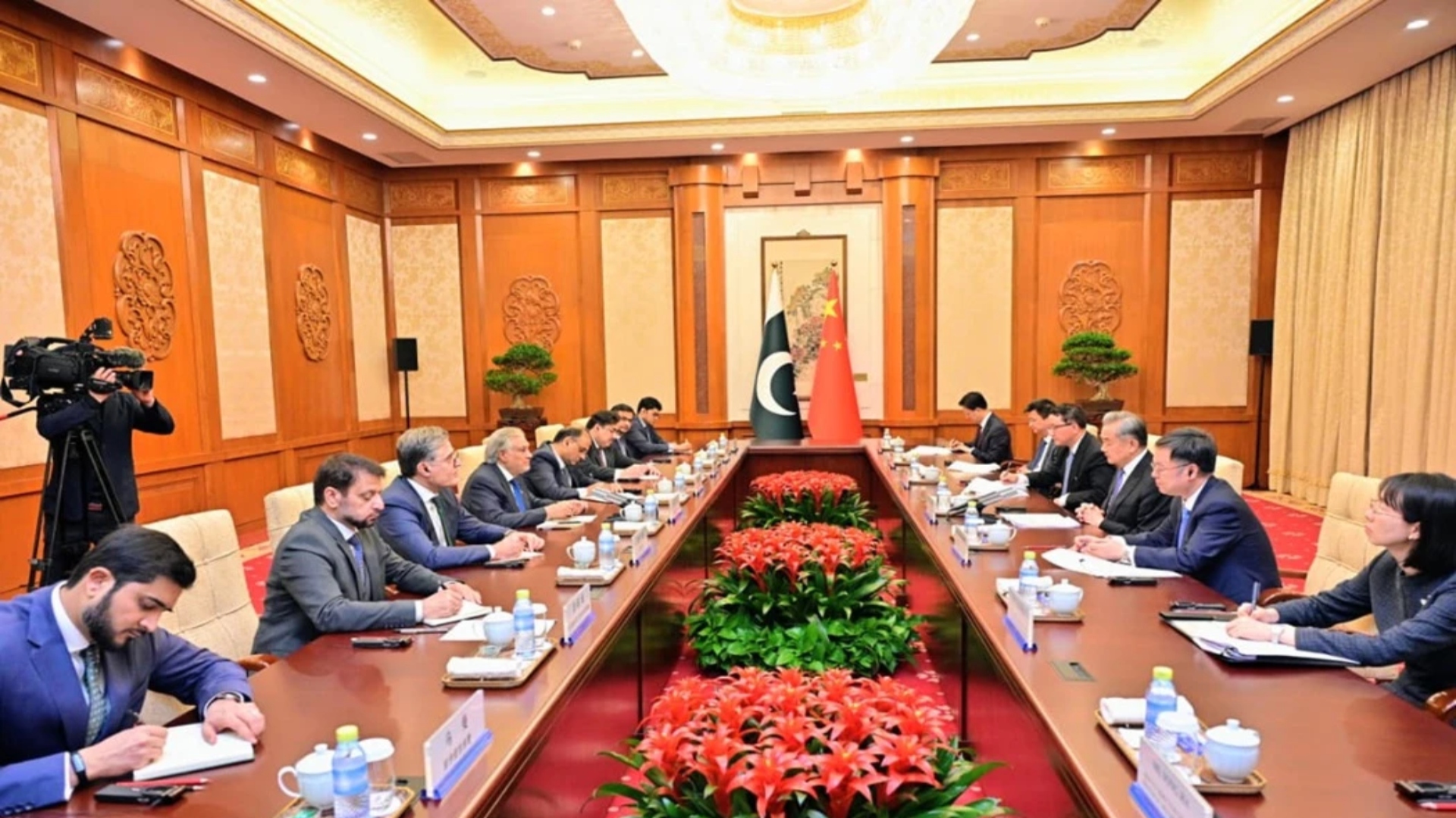 اسحاق ڈار اور وانگ ای کی بیجنگ میں ملاقات ، مشرق وسطیٰ میں امن کیلئے 5 نکاتی اقدام پر اتفاق