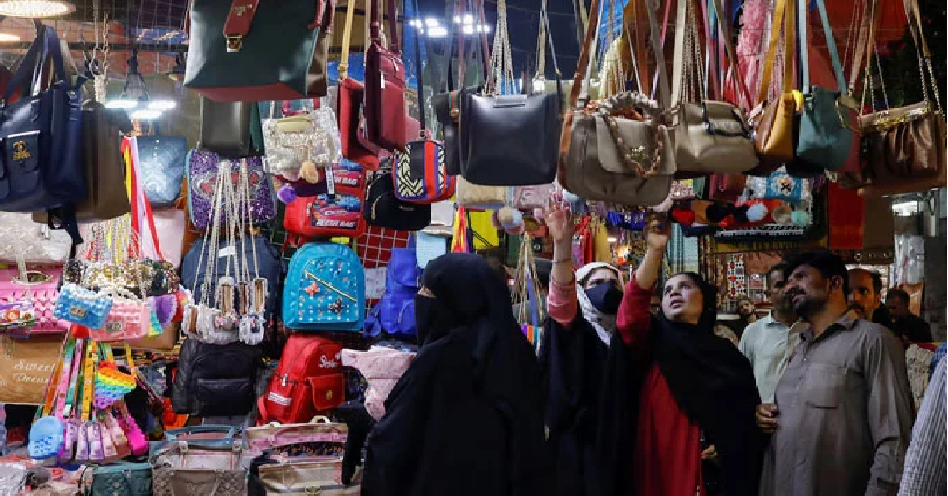 حکومت نے ملک بھر میں مارکیٹیں اور کاروباری مراکز جلد بند کرنے کا باضابطہ نوٹیفیکیشن جاری کر دیا