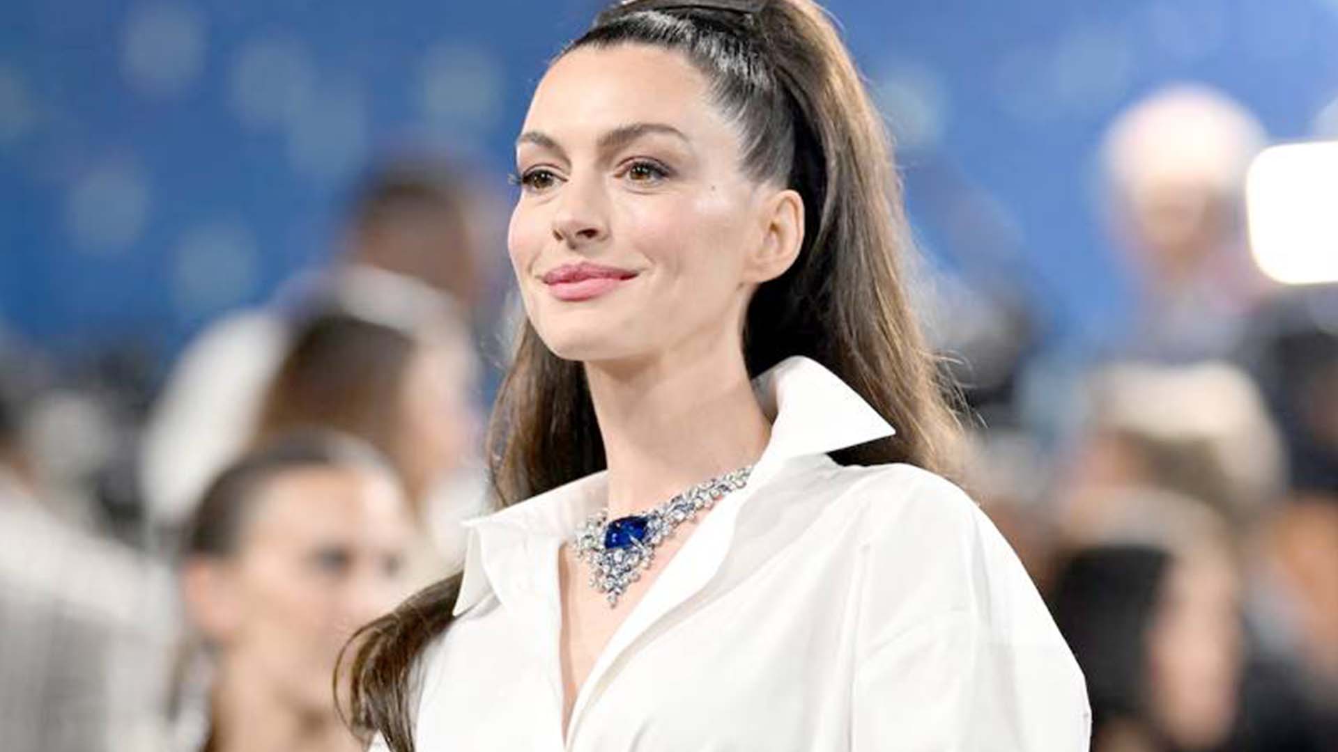 مداح کا منفرد تحفہ، این ہیتھاوے کو قرآنِ پاک پیش