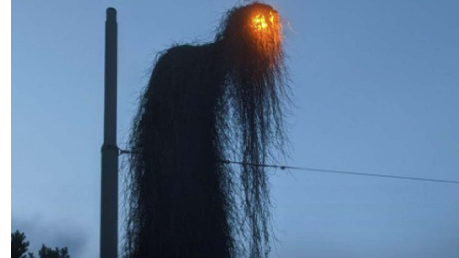 پراسرار اسٹریٹ لیمپ نے لوگوں کو حیران کر دیا